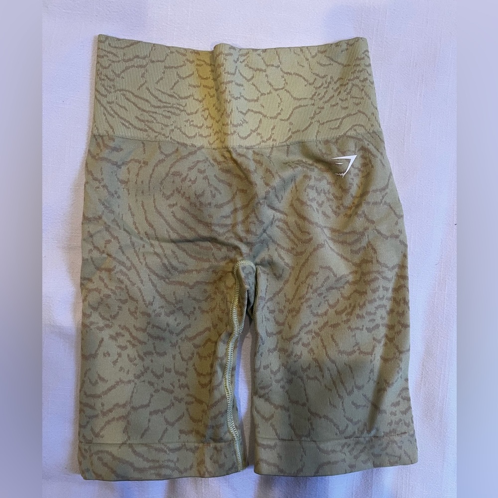 Gymshark Women’s yellow shorts